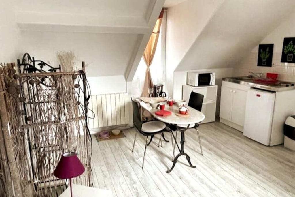 Le Cocon Rouge - Studio En Plein Centre Historique Lamballe Dış mekan fotoğraf